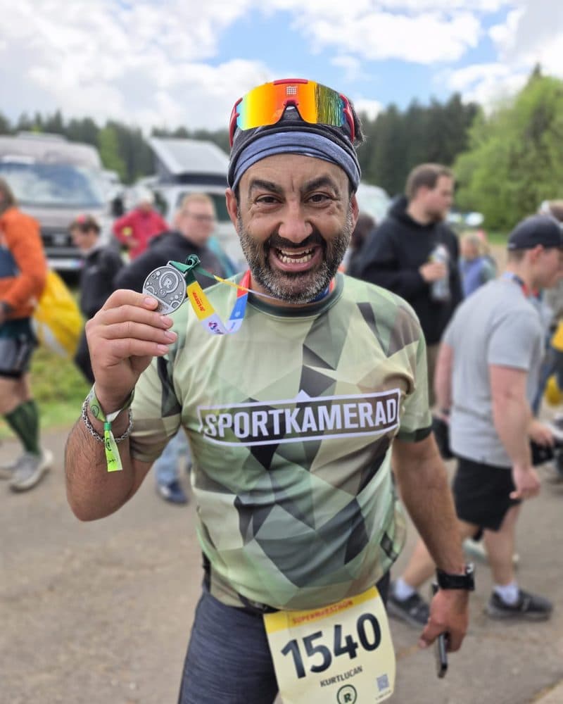Abdulla nach einem Lauf, mit Medaille in der Hand